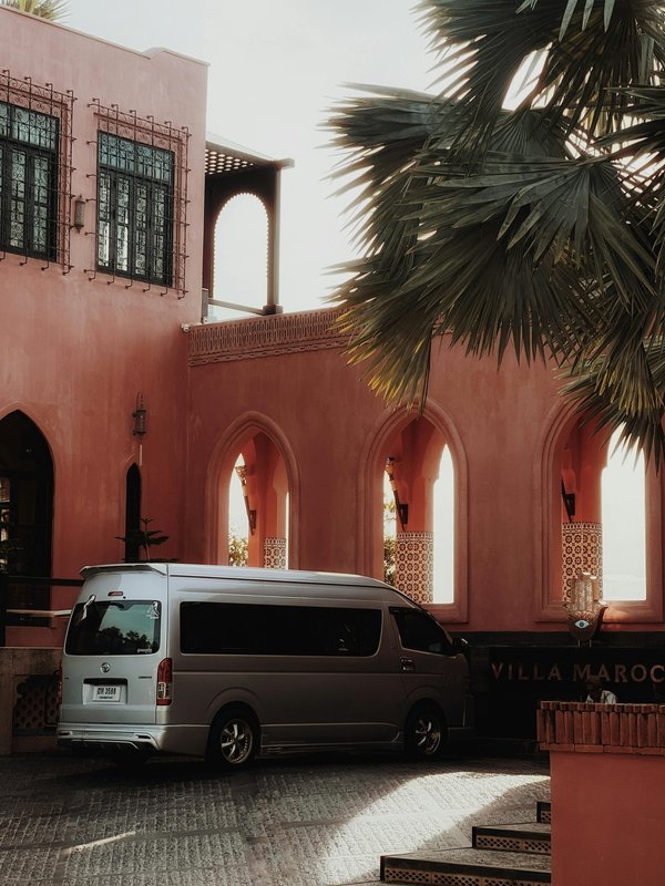 Louez un minibus 9 places : votre voyage commence ici !